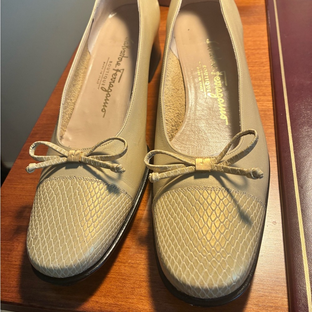Ferragamo Women's Tan Leather Flats with Bow